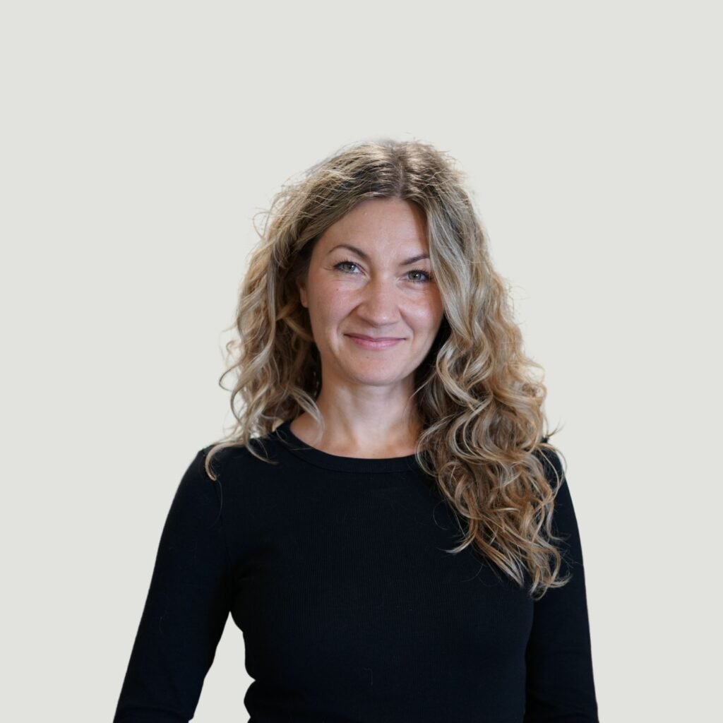 Bianca Valdes Lopez, SEO Texter, vor hellem Hintergrund