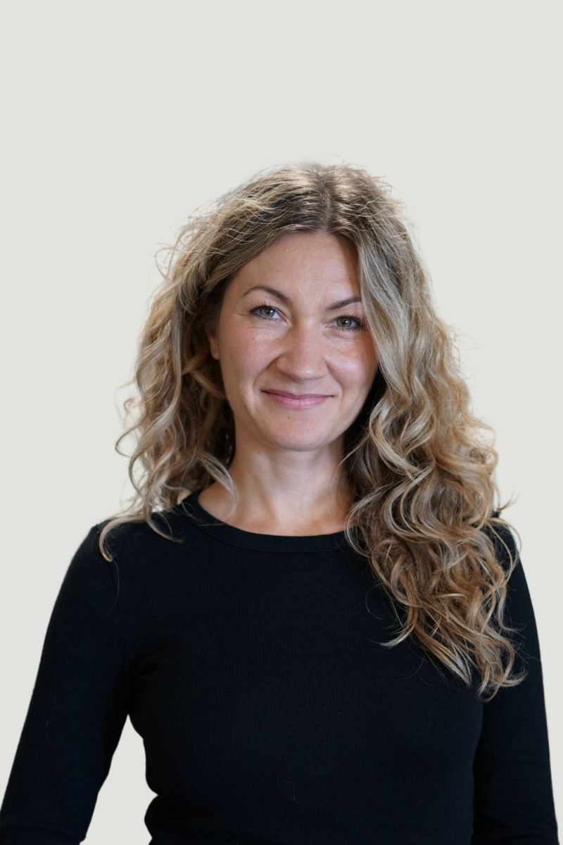 Bianca Valdes Lopez, SEO Texter, vor hellem Hintergrund